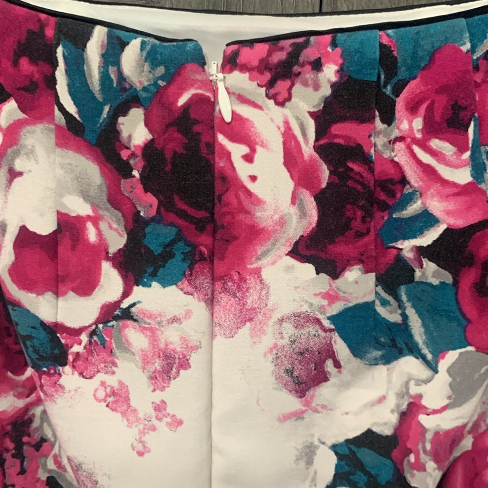 White House Black Market Magenta Rose & Blue Floral Pencil Skirt Woman's Size 00 - Picture 6 of 8